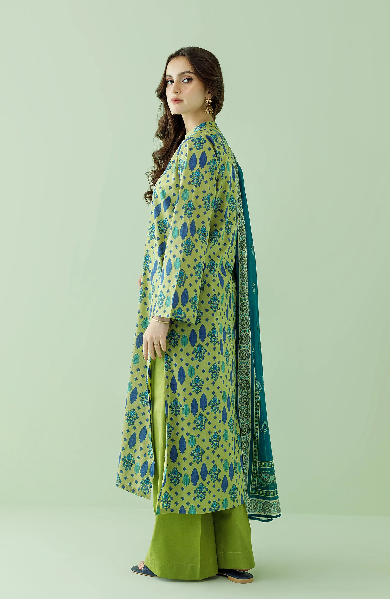 UNSTITCHED 3 PIECE PRINTED LAWN SHIRT , CAMBRIC PANT AND LAWN DUPATTA - Green - Image 4